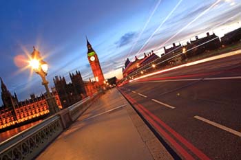 <b>United Kingdom, London</b>, Car light on Westminster bridge