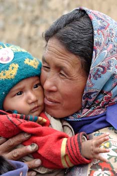 <b>India, Leh</b>, Mother with child